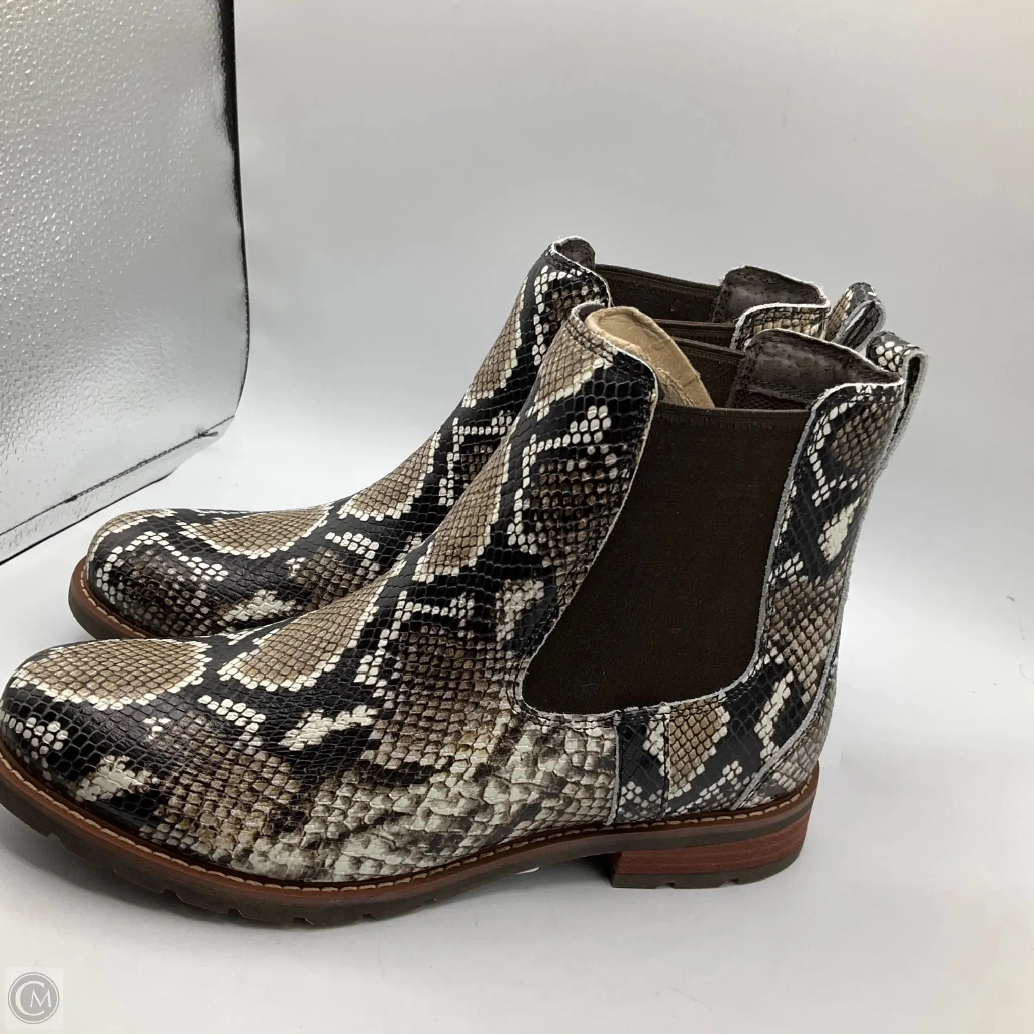 Boots Ankle Flats By Ariat In Snakeskin Print, Size: 11