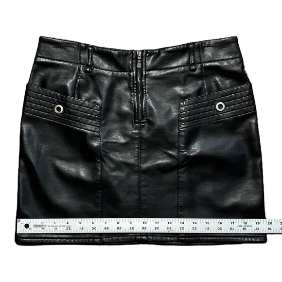 VERSACE SPORT Black Faux Leather Mini Skirt Pockets Zipper Lined Stretch sz M