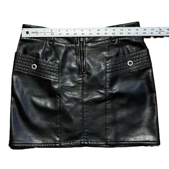 VERSACE SPORT Black Faux Leather Mini Skirt Pockets Zipper Lined Stretch sz M