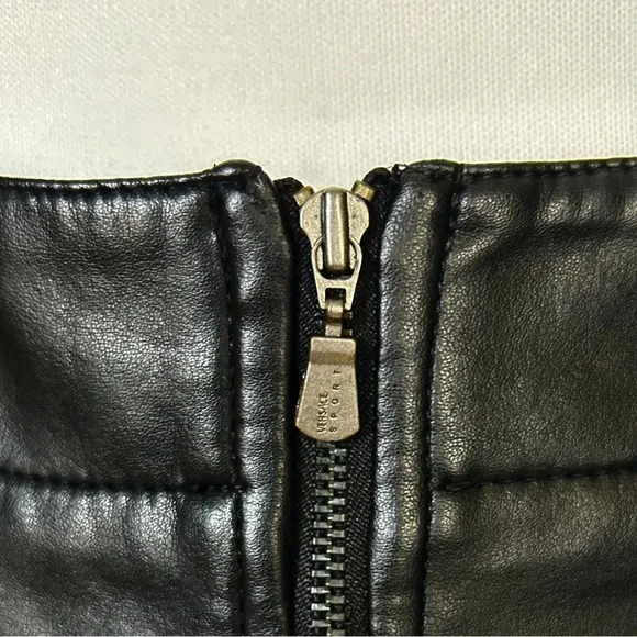 VERSACE SPORT Black Faux Leather Mini Skirt Pockets Zipper Lined Stretch sz M