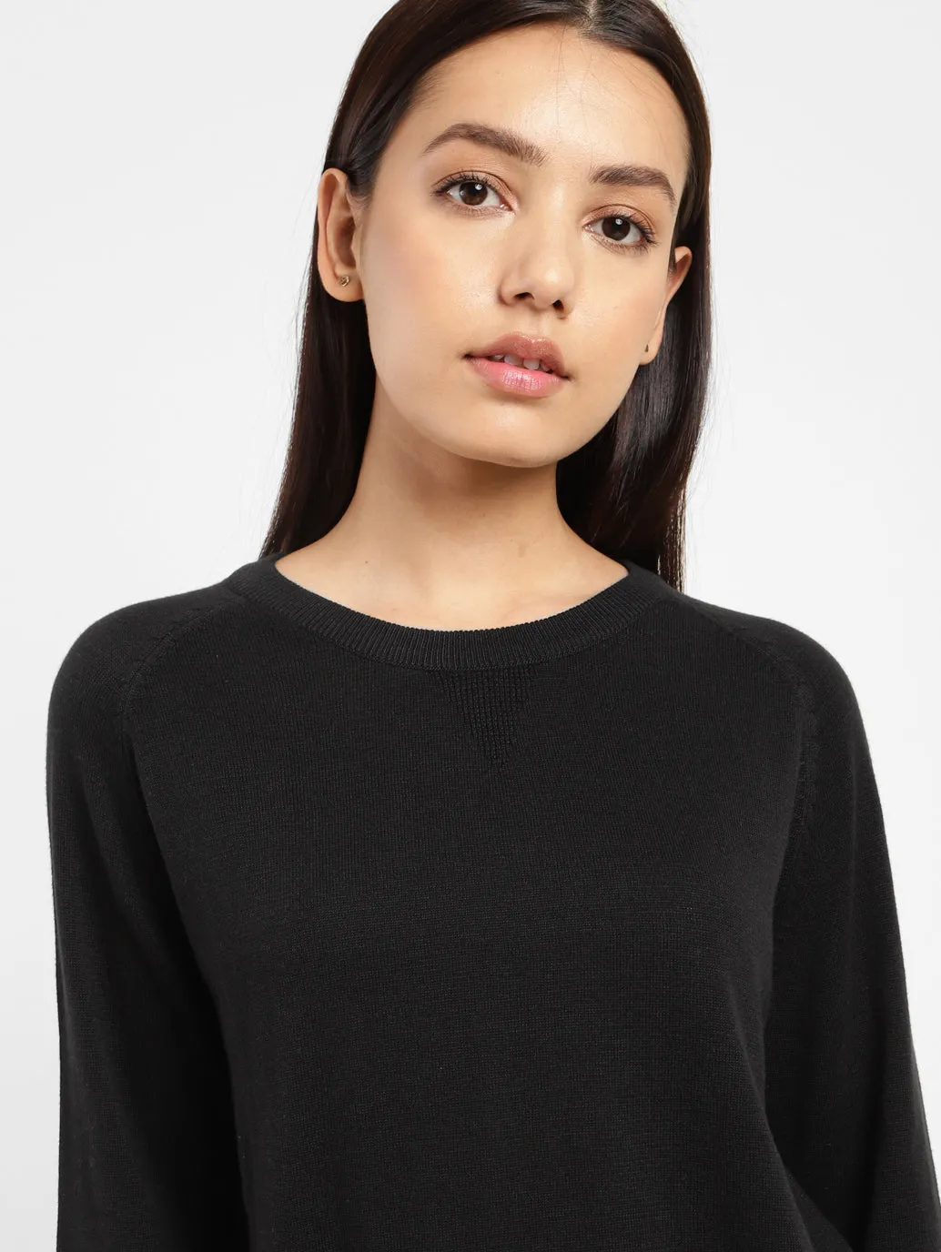 Women's solid round neck sweater